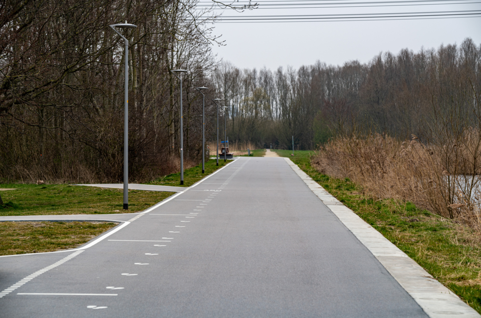 Lightronics PRUNUS F armaturen langs weg in het Lumierepark in Almere