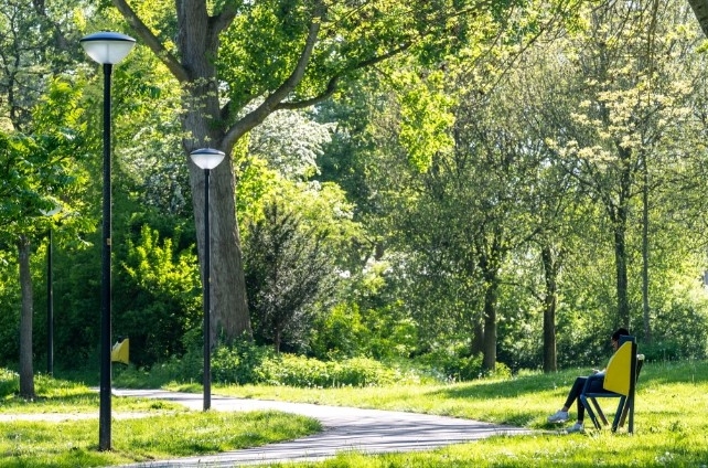 Lightronics CEDER A2 armaturen langs een looppad in het Fabritiuspark in Heerhugowaard