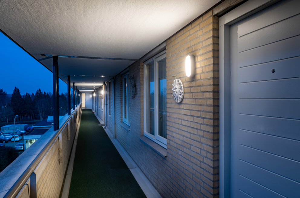 Lightronics RINK armaturen aan een muur in een galerij van een appartementencomplex van Bernstein in Eerbeek
