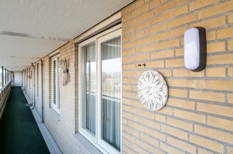 Lightronics RINK armaturen aan de muur van den galerij van een appartementencomplex van Bernstein in Eerbeek