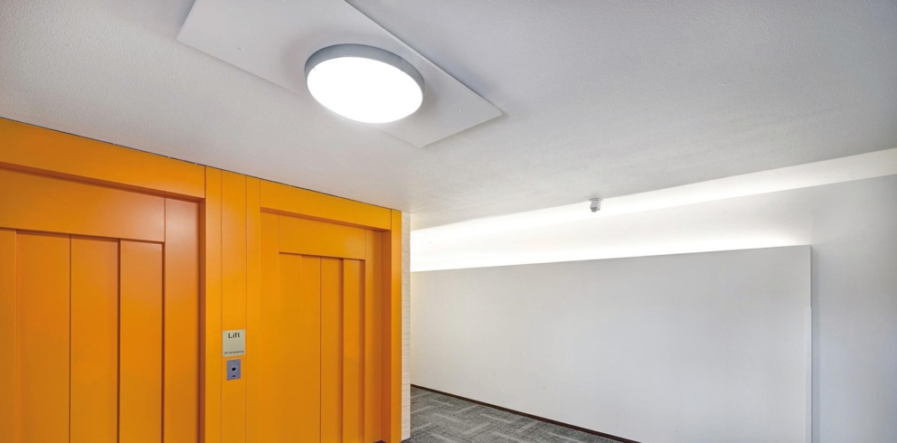 Lightronics armatuur DOTT EXTREME in de hal van een appartementencomplex