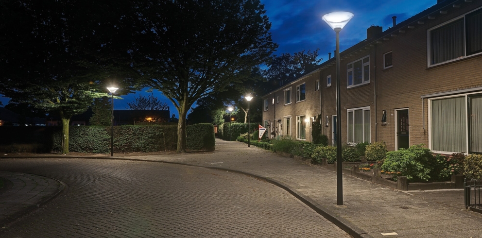 Lightronics Ampulla armaturen op een stoep in een woonwijk Lightronics Ampulla armaturen op een stoep in een woonwijk