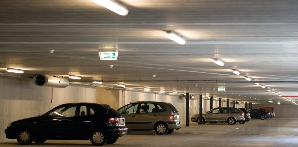 Lightronics PGA armatuur aan het plafond van een parkeergarage