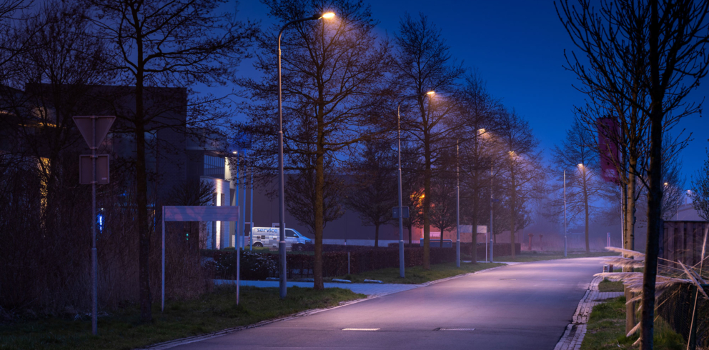 Lightronics armatuur BRISA in een woonwijk