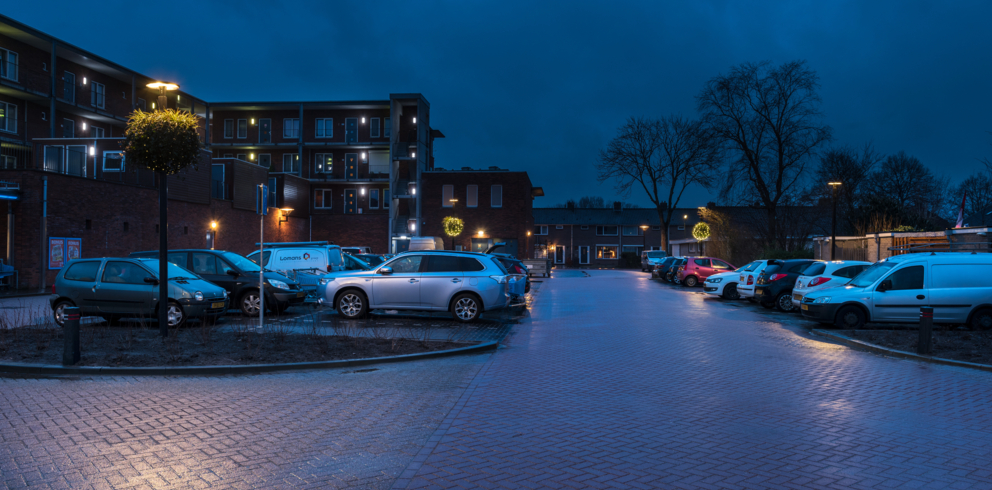 Lightronics PRUNUS B2 armaturen op een parkeerterrein in Puttershoek