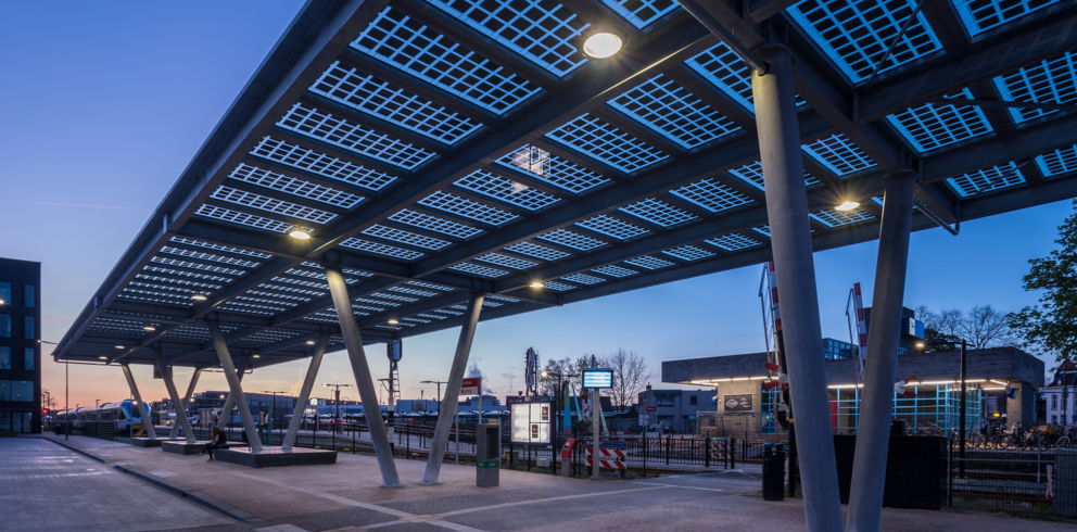 Lightronics PRUNUS D armaturen aan een dak op het busstation in Doetinchem