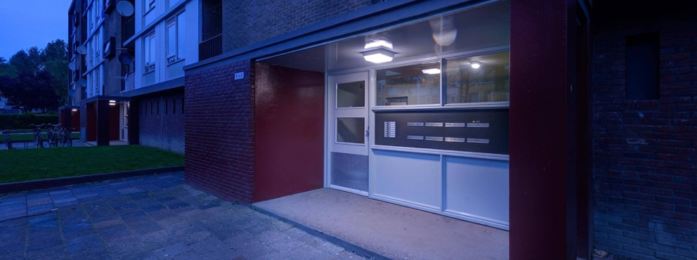 Lightronics TPB armatuur bij de entree van een flat Lightronics TPB armatuur bij de entree van een flat