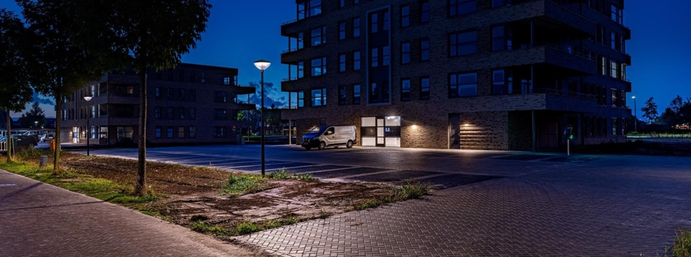 Lightronics armatuur CEDER op een parkeerplaats Lightronics armatuur CEDER op een parkeerplaats