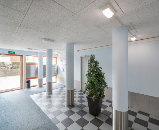 Lightronics armatuur in een hal van een appartementencomplex aan de Laakboulevard in Amersfoort