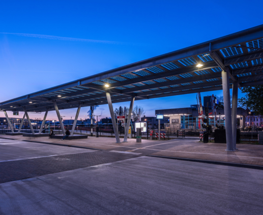 Lightronics PRUNUS D armaturen aan een dak op het busstation in Doetinchem