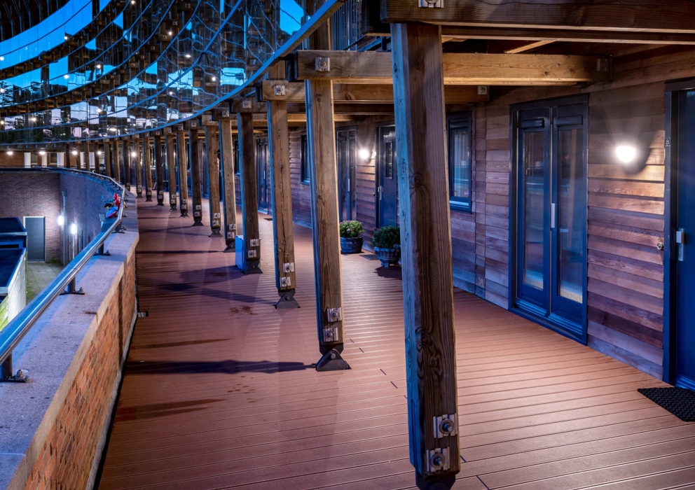 Lightronics DOTT armaturen in de galarij van appartementencomplex Hoge Rij in Deventer Lightronics DOTT armaturen in de galarij van appartementencomplex Hoge Rij in Deventer